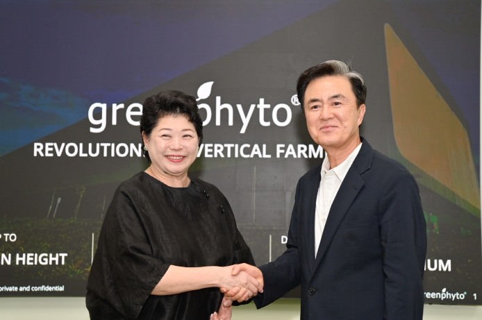 세계 최고 수직 스마트팜 찾은 김태흠 충남도지사