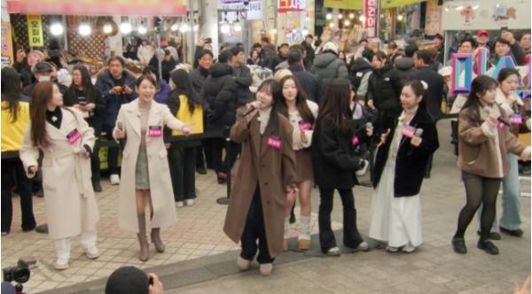 TV CHOSUN '미스트롯4 토크콘서트' '우릴 알아보실까?' 걱정했는데…'미스트롯4' TOP10 속초 시장 버스킹 '팬 문전성시'