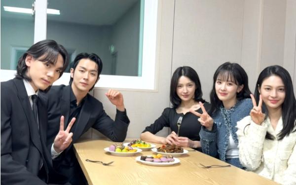 TV CHOSUN 새 주말미니시리즈 ‘닥터신’  “피비(Phoebe, 임성한) 작가, 애정하는 배우들 위해 밥차 쐈다!”