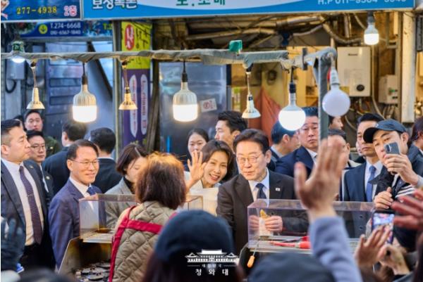 이재명 대통령 부부, 창원 반송시장 방문