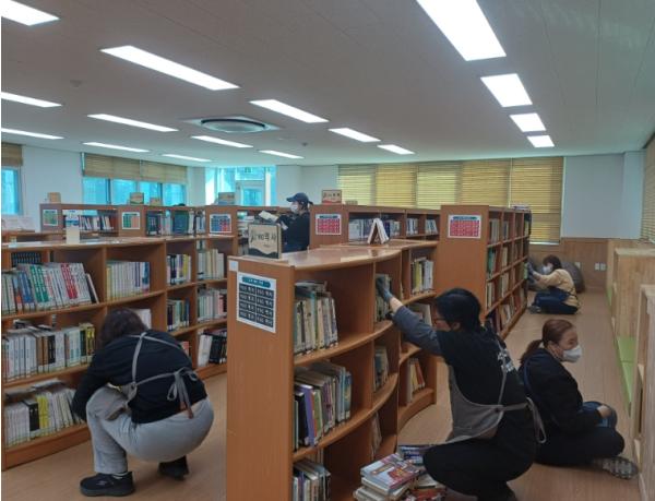 서산교육지원청, 부석중 도서실 정리 지원 나서