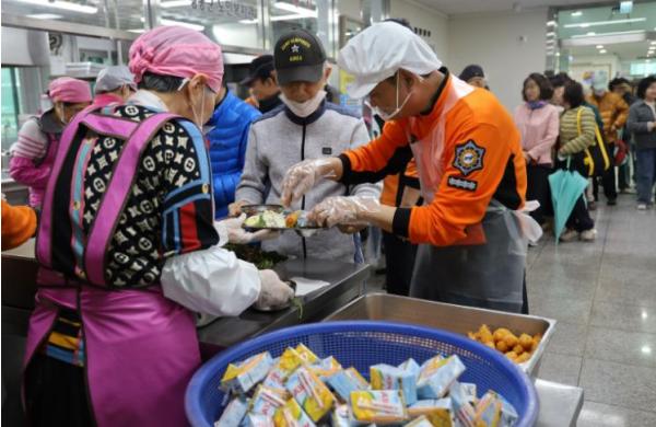 영동소방서, 어르신 위한 따뜻한 급식 봉사 펼쳐