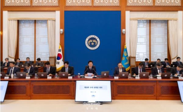 이 대통령 '한 방울의 석유라도 더 확보…안정적인 공급선 개척 노력'