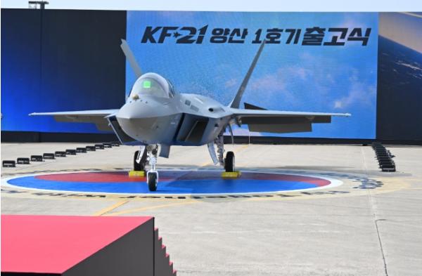 경남서 탄생한 K-전투기... KF-21 양산 1호기 첫 출고