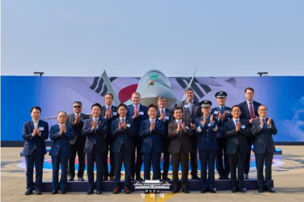 이 대통령 'KF-21, 자주국방 위용 떨쳐…방산 4대 강국 도약 발판'