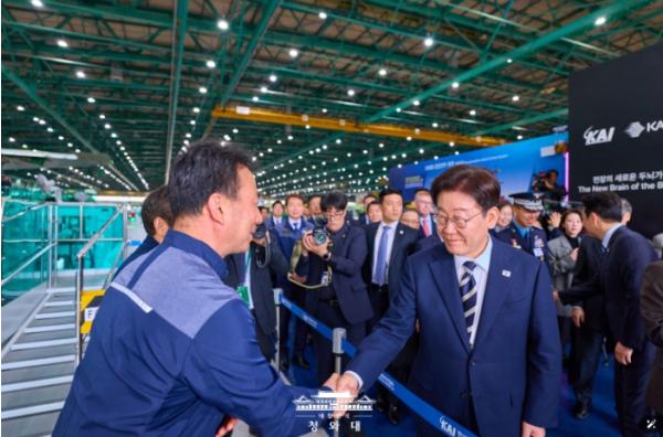 이재명 대통령, 한국항공우주산업(KAI) 생산 현장 시찰