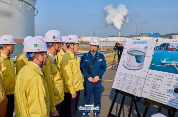 이재명 대통령, 석유공사 비축기지 현장 방문 