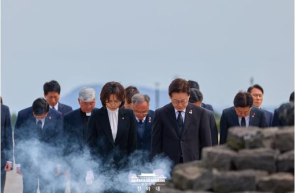 이재명 대통령 부부, 제주 4·3 평화공원 참배 