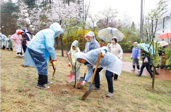 충주시, 어린이·시민 참여 ‘금강소나무 식목행사’ 개최