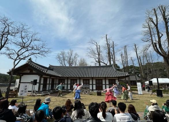강릉문화재단, 봄 벚꽃과 함께한 공연 ‘옹칼의 비밀’성황리 개최