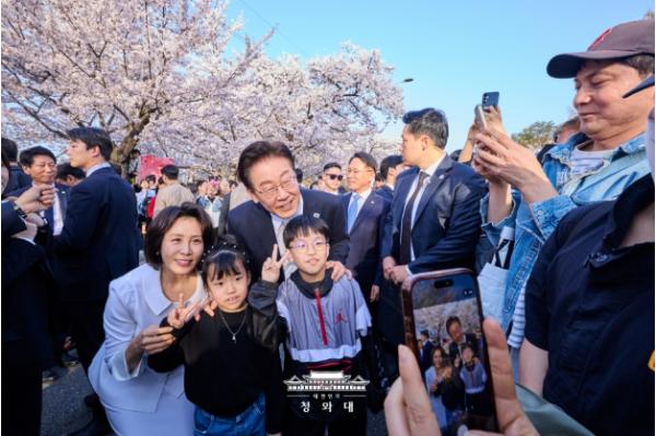 이대통령 부부, 윤중로 시민 소통