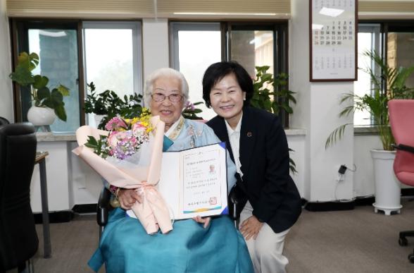 제주도, 무형유산 ‘호상옷’ 신규 보유자에 인정서 수여