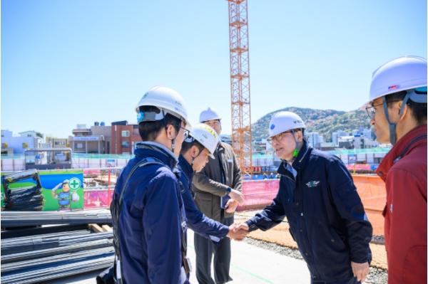 장충남 군수, 청사 신축사업 현장 점검