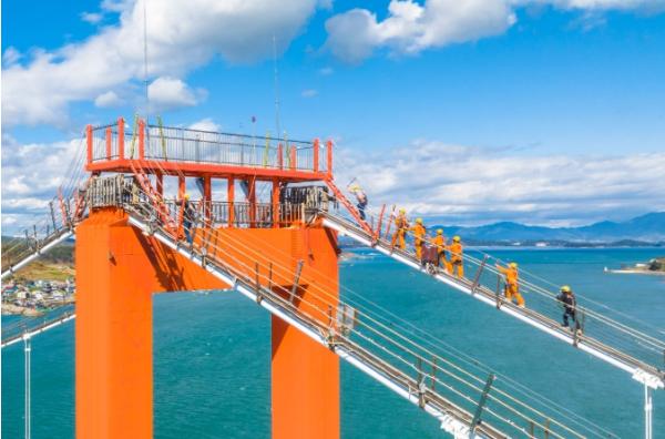 벚꽃 비 내리는 남해, 낭만으로 물들다