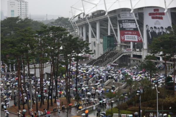 '‘BTS 월드투어 아리랑 in 고양’…인파 몰린 고양종합운동장'