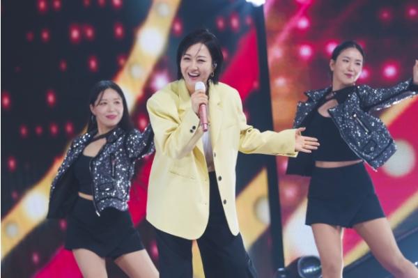 TV CHOSUN <금타는 금요일> 챕터2 화려한 포문! '트롯 안방마님' 장윤정, 골든 스타로 출격