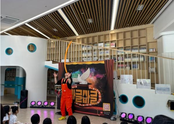 울주군시설관리공단 온산도서관 도서관의 날 및 도서관 주간 맞아 독서문화행사 ‘마술 공연 : 더 북 매직 콘서트’ 성료